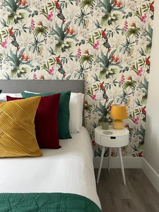 Bright, Vibrant New 1 Bedroom Town Centre Parking Bournemouth Buitenkant foto